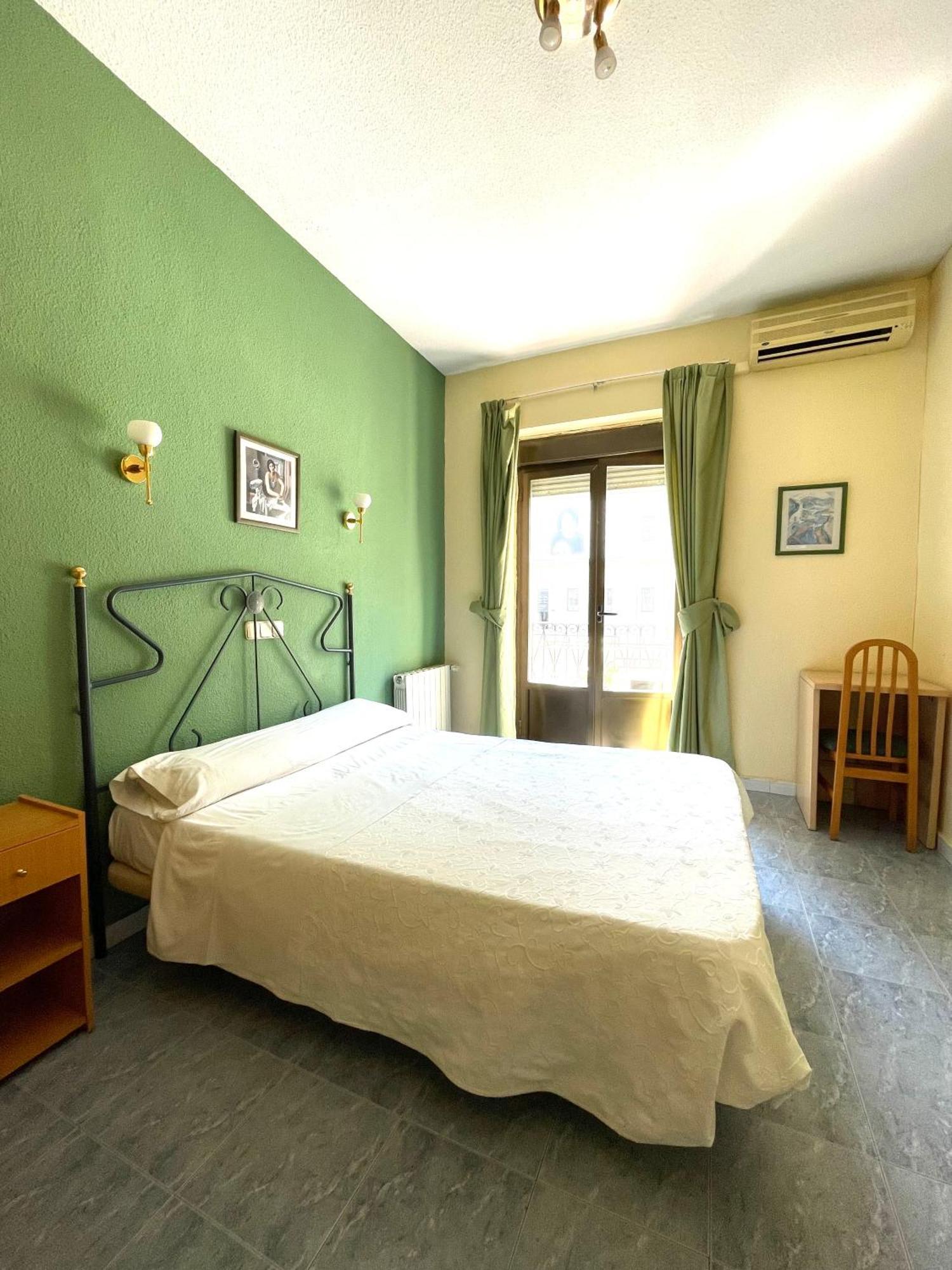 Hostal Fernandez Atocha Madrid Esterno foto